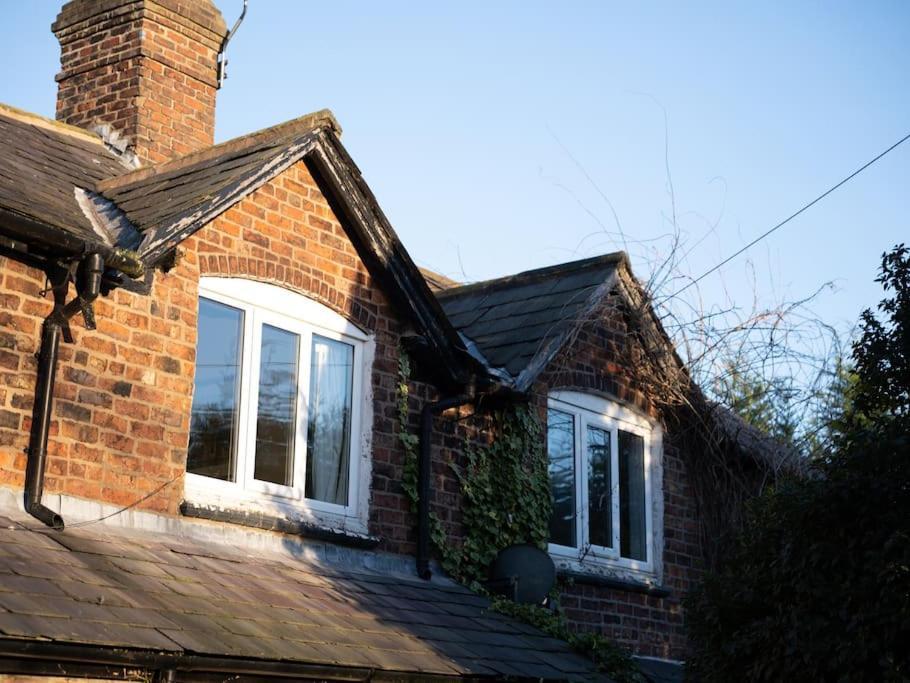 Charming Cottage Getaway In Altrincham Zewnętrze zdjęcie