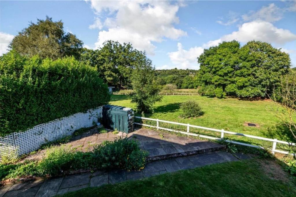Charming Cottage Getaway In Altrincham Zewnętrze zdjęcie